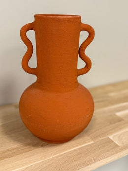 Vase terracotta à anses sculptées